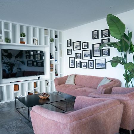 A House In Estoril - Adults Only Hotel Luaran gambar A living room with a television