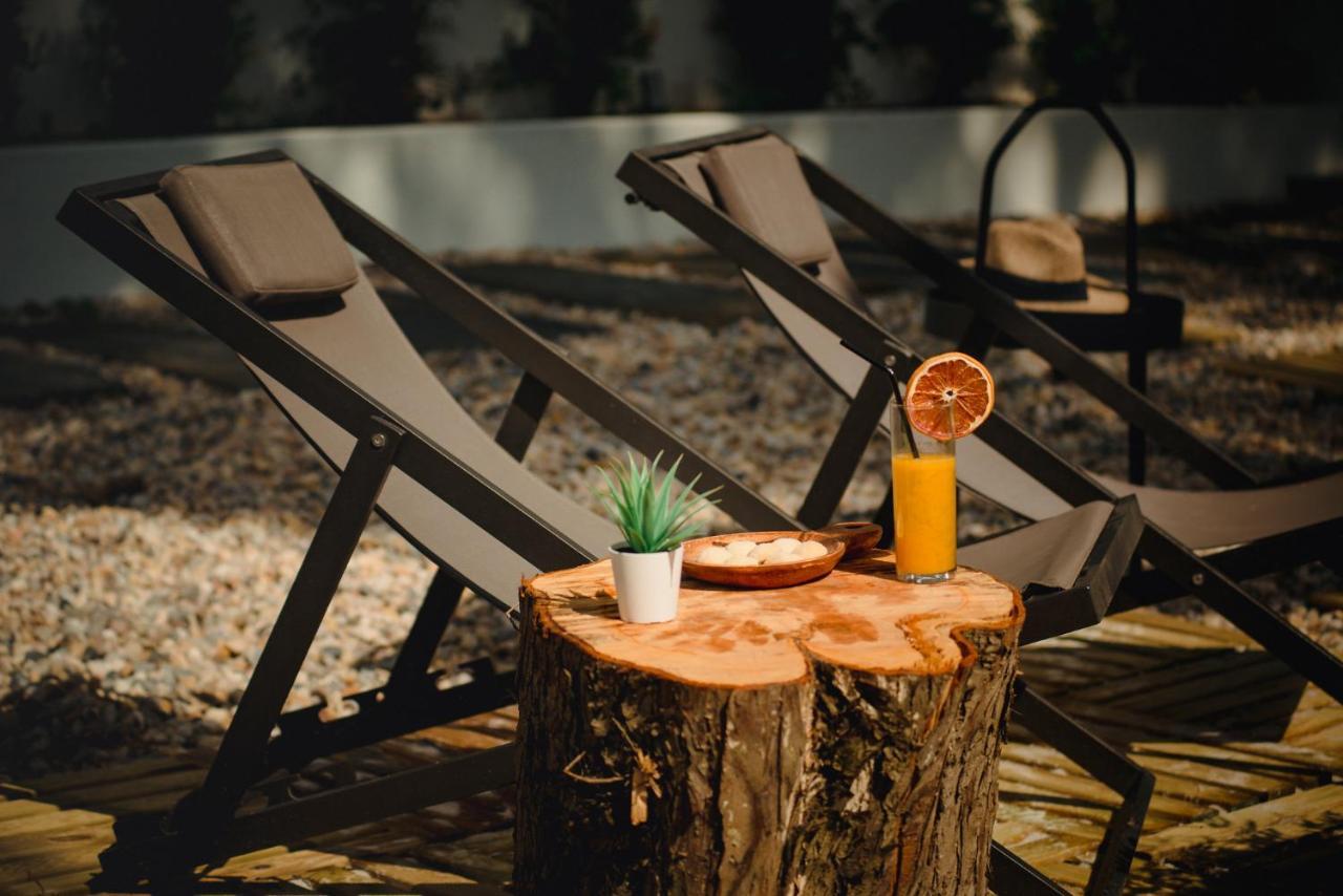 A House In Estoril - Adults Only Hotel Luaran gambar A tree stump table