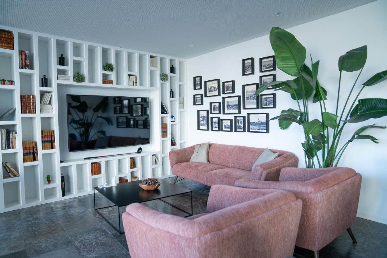 A House In Estoril - Adults Only Hotel Luaran gambar A living room with a television