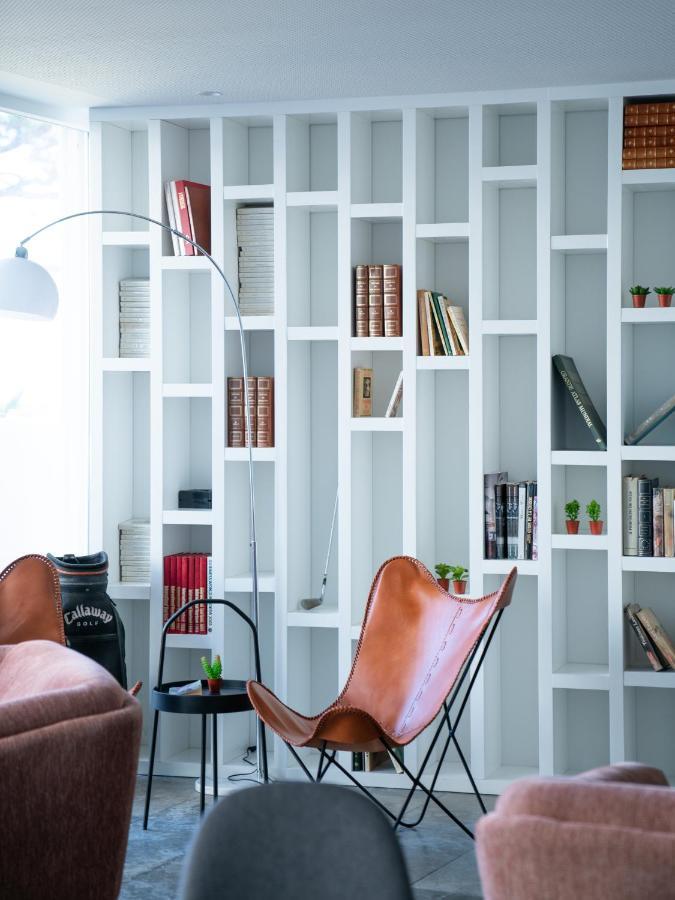 A House In Estoril - Adults Only Hotel Luaran gambar A bookcase